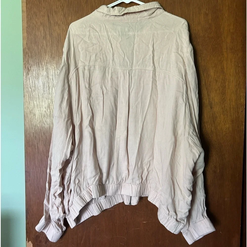 Torrid lightweight collared zip up jacket size 5 light dusty pink